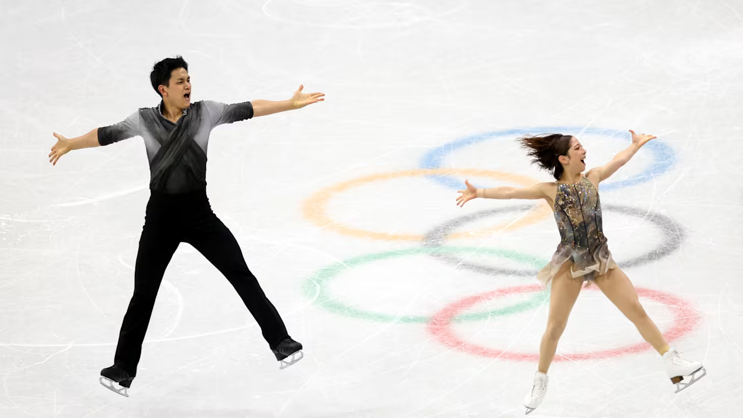 A patinadora Riku Miura e seu parceiro Ryuichi Kihara, da equipe japonesa, competem na patinação artística em pares nos Jogos Olímpicos de Inverno de Milão-Cortina 2026, em 16 de fevereiro de 2026, em Milão. Foto de Matthew Stockman/Getty Images – Fonte: Olympics (2026)