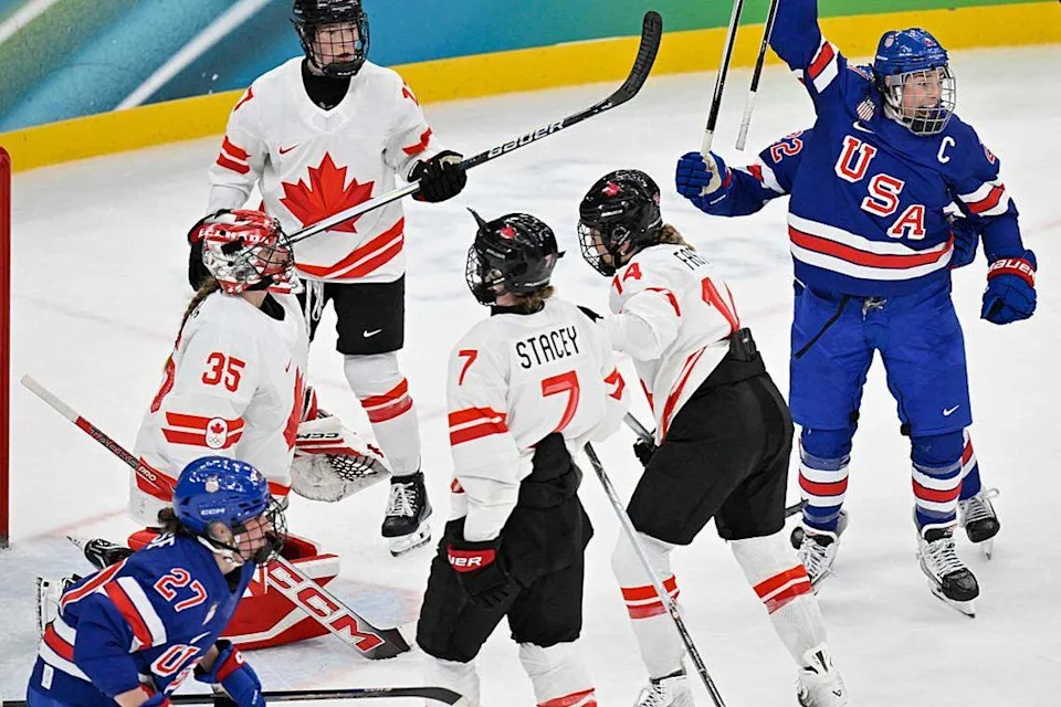 Hilary Knight da equipe dos EUA, comemora o primeiro gol de sua equipe contra Ann-Renee do Canadá durante a disputa pela medalha de ouro do hockey no gelo feminino, entre EUA e Canadá na Milano Santagiulia Ice Hockey Arena, durante os Jogos Olímpicos de Inverno Milano Cortina 2026, em 19/02/2026. FOTO: ALEXANDER NEMENOV/AFP via Getty Images – Fonte: CA Sports (2026).