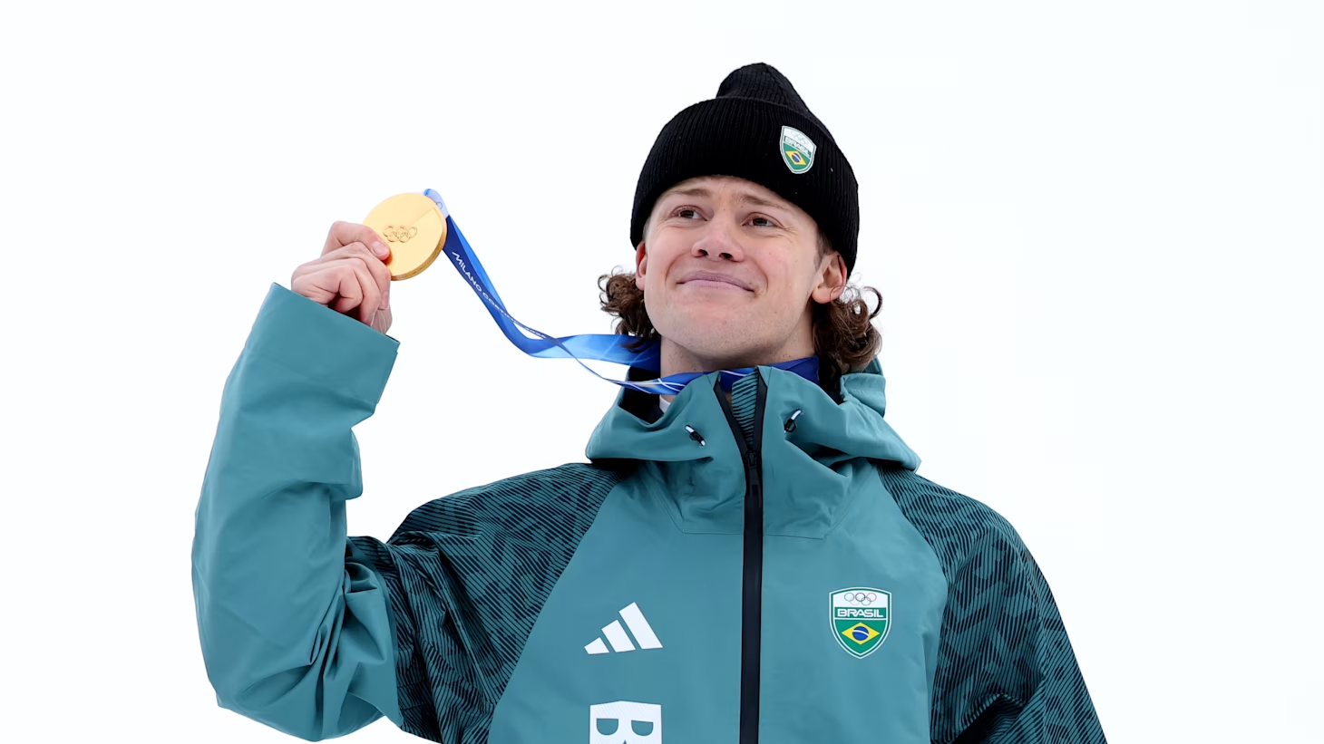 Lucas pinheiro Braathen segura a sua medalha de Ouro ganha na competição de Slalom Gigante das Olimpíadas de Inverno Milano Cortina 2026 no dia 14/02/2026- Foto: Dustin Satloff/Getty Images – Fonte Olympics (2026)