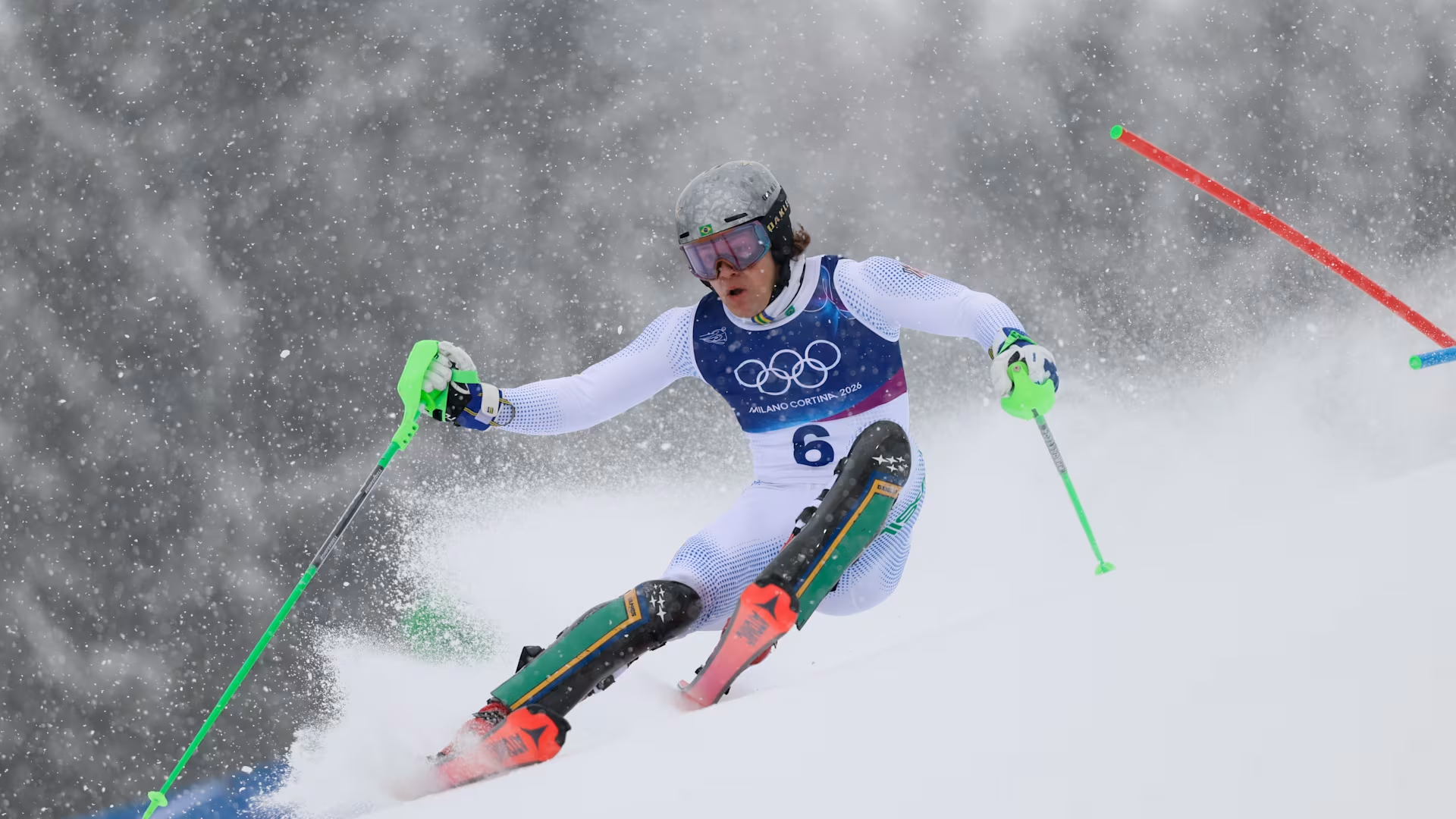 O esquiador Brasileiro Lucas Pinheiro Braathen competindo na Prova de Slalom na Olimpíadas de Milano Cortina 2026 – Foto Alexis Boichard – Getty Imagens – Fonte: Olympics (2026)