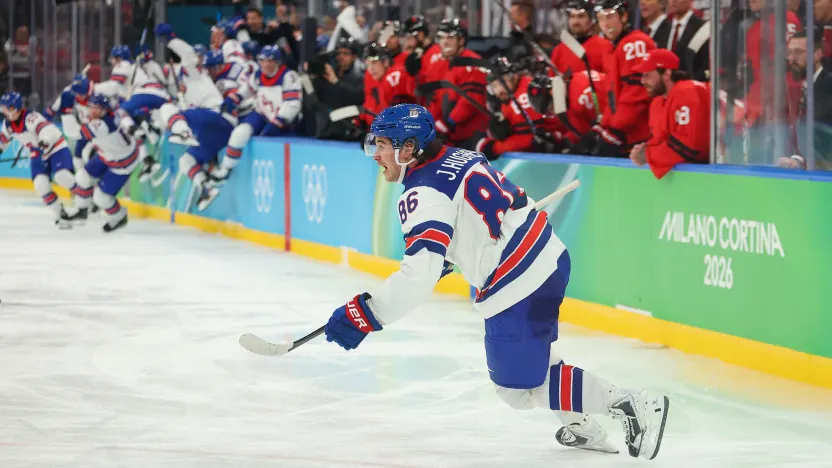 O jogador americano, Jack Hughes, comemora o gol que deu a medalha de ouro aos Estados Unidos: Foto: Gregory Shamus/Getty Images – Fonte: NHL (2026)