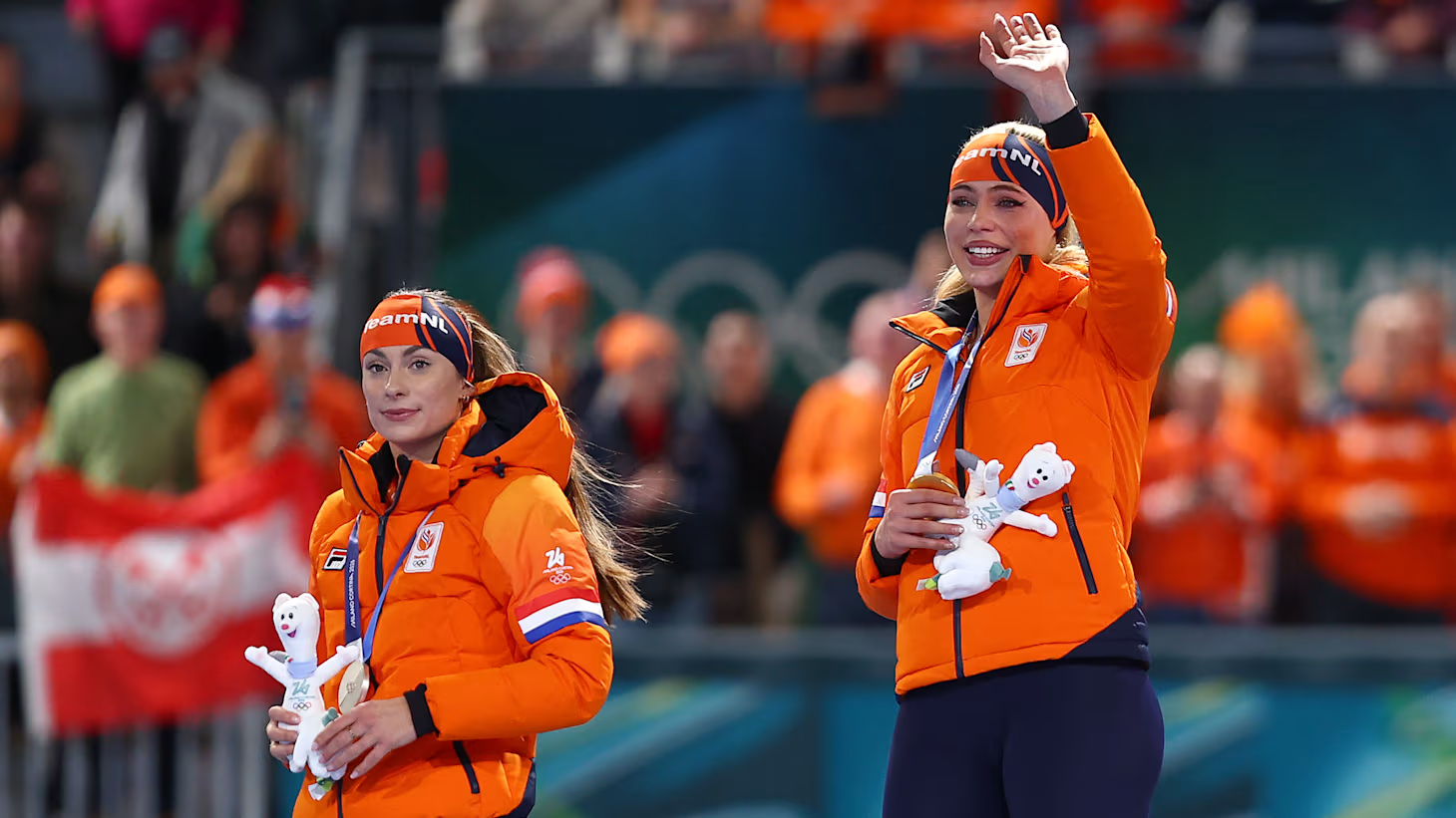A patinadora Jutta Leerdam da Holanda (à direita) recebe a sua medalha de ouro nos Jogos Olímpicos de Inverno Milano Cortina 2026 no Milano Speed Skating Stadium. Crédito obrigatório: Getty Images - Fonte: Olympics (2006)