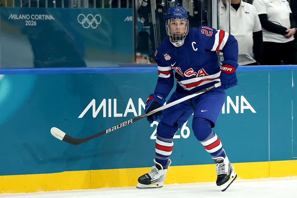 Jogadora americana Hilary Knight, número 21, durante partida contra a Finlândia nas Olimpíadas de Inverno Milano Cortina 2026, no Milano Rho Ice Hockey Arena em 07 de fevereiro, de 2026 – Foto: Sarah Stier/Getty Images – Fonte: CA Sports (2026)
