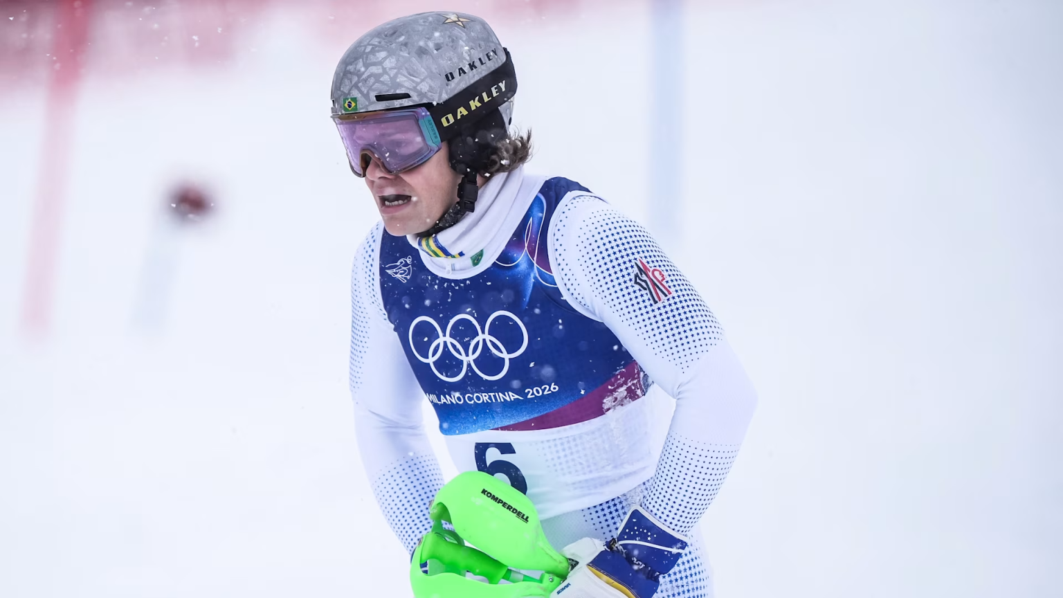 O esquiador Brasileiro Lucas Pinheiro Braathen competindo na Prova de Slalom na Olimpíadas de Milano Cortina 2026 – Foto: Rafael Bello/COB– Fonte: Olympics (2026)