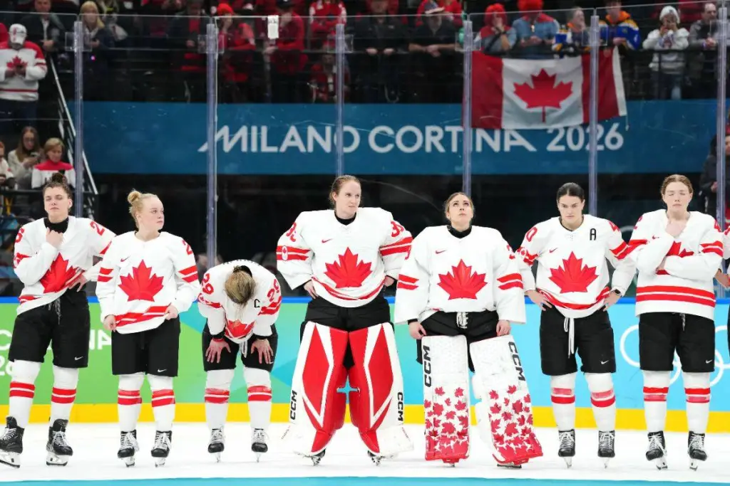 A equipe do Canadá desolada após a derrota para a equipe dos EUA na disputa pela medalha de ouro do hockey no gelo feminino, nos Jogos Olímpicos de Inverno de Milano-Cortina 2026, em Livigno, Itália. Foto: Leah Hennel/COC (CRÉDITO OBRIGATÓRIO) – Fonte: Nelson Star (2026)