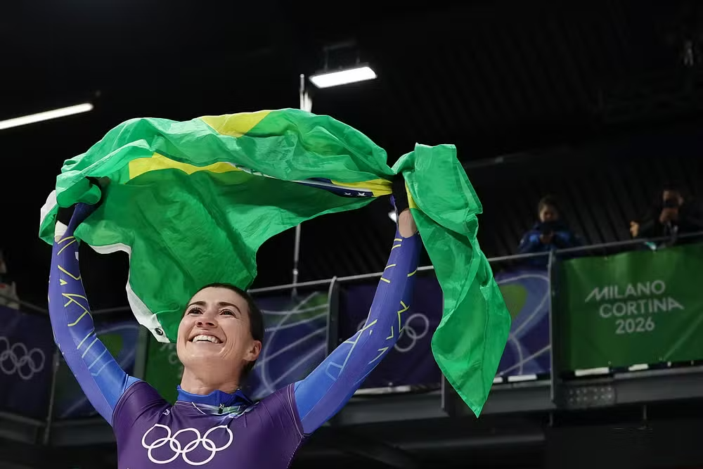 Nicole Silveira ergue a bandeira brasileira nas Olimpíadas de Milão-Cortina — Foto: Carmen Mandato/Getty Images – Fonte: GE Globo (2026)