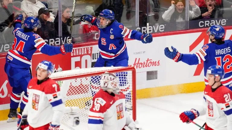 O atacante americano Ryan Leonard, número 9, comemora o seu gol com os companheiros de equipe, durante a semifinal do Campeonato Mundial de Hockey Junior masculino, contra a República Tcheca, em Ottawa, Canadá, no dia 03/01/2025 – Foto: Sean Kilpatrick/CP – Fonte: Sports Net (2025)