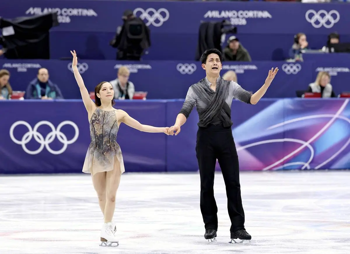 O patinador Ryuichi Kihara se emociona após a linda apresentação no programa livre que garantiu o ouro à dupla, nas Olimpíadas de Inverno Milano Cortina 2026 – Fonte: Japan News (2026).