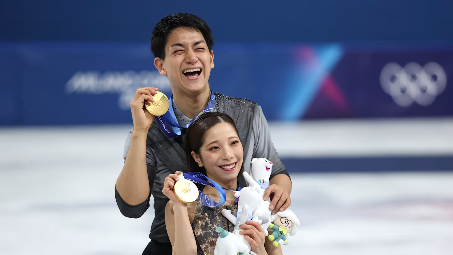 A dupla de patinadores Riku Miura e seu parceiro Ryuichi Kihara, comemoram com suas medalhas de ouro a conquista na patinação artística em pares nos Jogos Olímpicos de Inverno de Milão-Cortina 2026. Foto: Getty Images – Fonte: Olympics (2026)