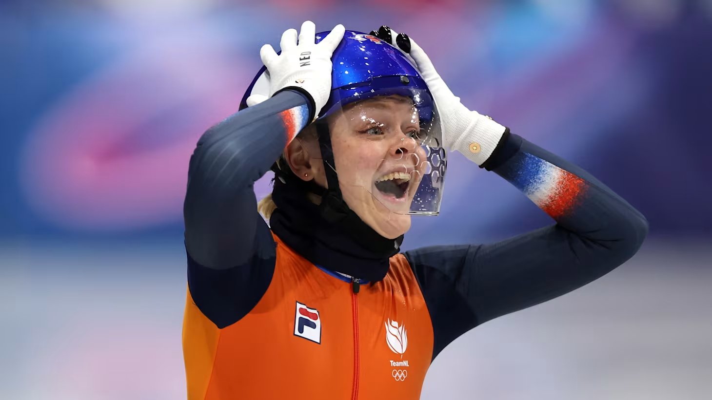 A patinadora Holandesa Xandra Velzeboer comemora a conquista da sua medalha de ouro,na prova dos 1000m nas olimpíadas de Milano Cortina 2026 – Matthew Stockman/Getty Images – Fonte: Olympics (2026)