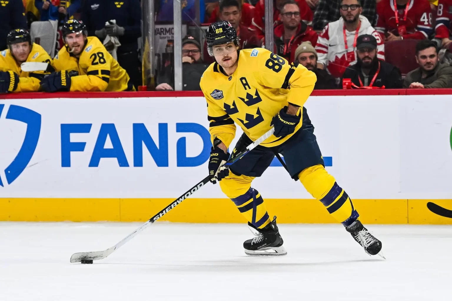 Jogador da Seleção Masculina da Suécia, de Hockey no gelo, William Nylander, durante o torneio 4 Nations Face-Of, ocorrido em 2025 – Foto: David Kirouac-Imagn Images – Fonte: Daily Faceoff (2025)