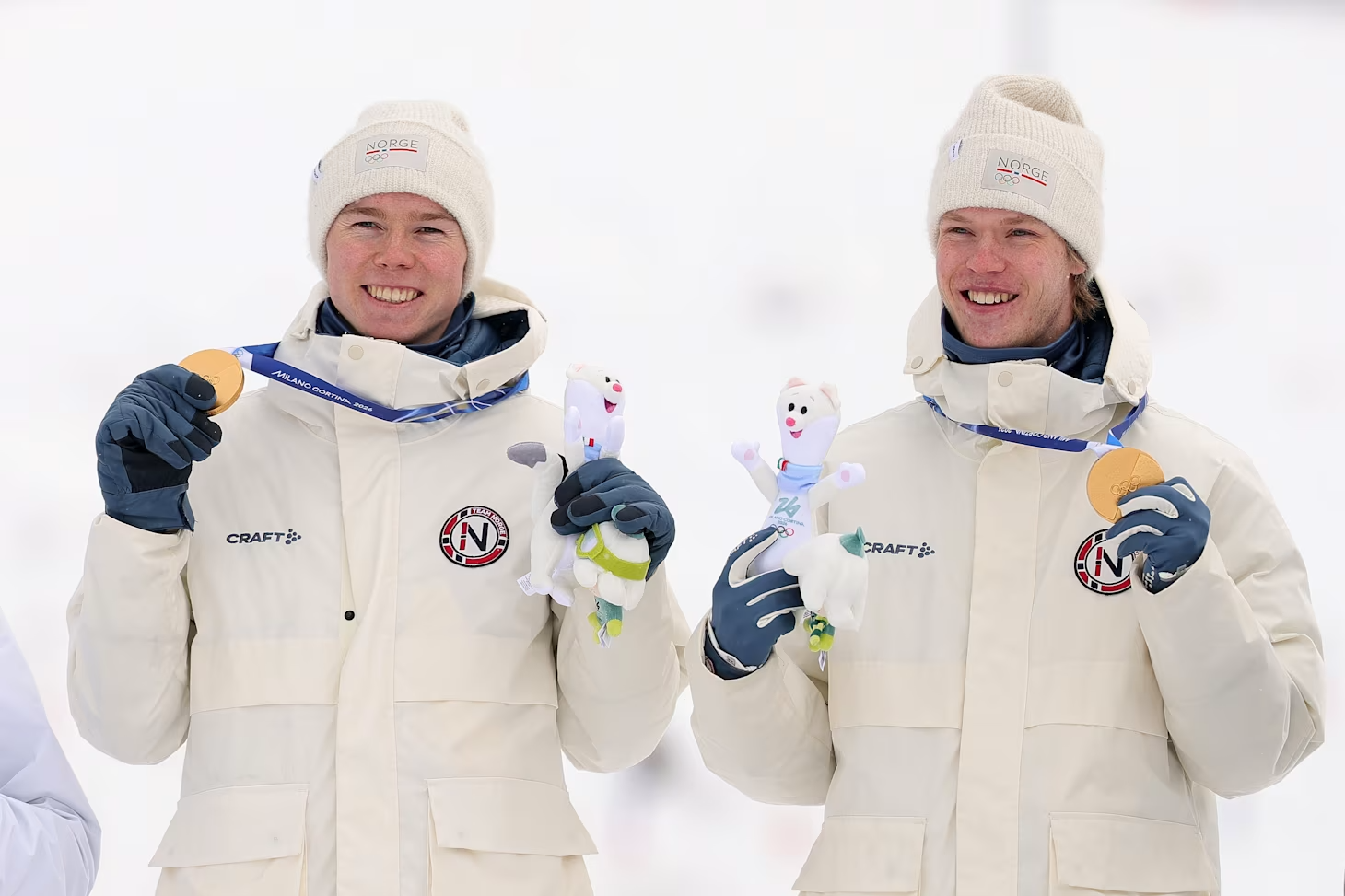 Os medalhistas de ouro Andreas Skoglund e Jens Luraas Oftebro da Equipe Noruega, durante a cerimônia de medalhas do Combinado Nórdico Sprint nos Jogos Olímpicos de Inverno Milano Cortina 2026 no Estádio Predazzo Ski Jumping em 19 de fevereiro de 2026. Foto de Alex Slitz/Getty Images- Fonte: Olympics (2026)
