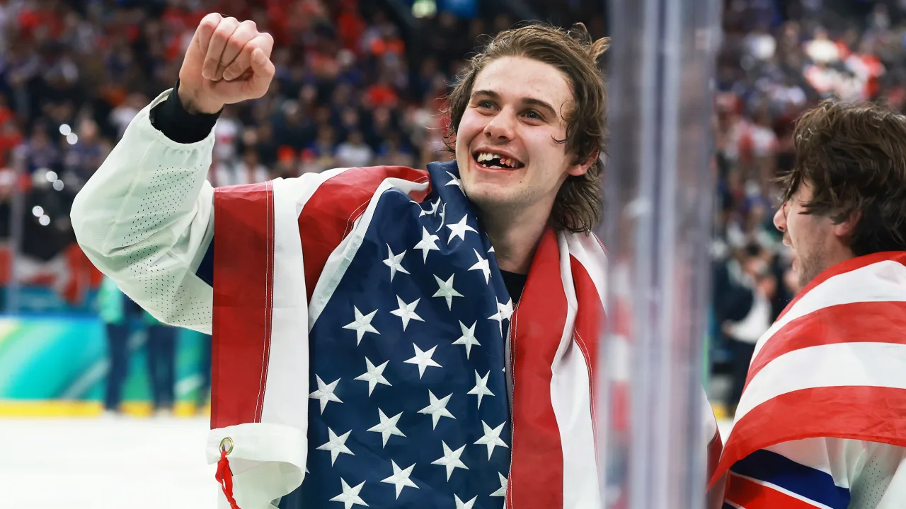 Jack Hughes, à esquerda, comemora a conquista da medalha de ouro na partida final masculina entre Canadá e Estados Unidos, nos Jogos Olímpicos de Inverno de Milano-Cortina 2026, na Arena de Hockey no Gelo Milano Santagiulia, em 22 de fevereiro de 2026, em Milão, Itália. Foto: © Elsa/Getty Images – Fonte: NHL 2026