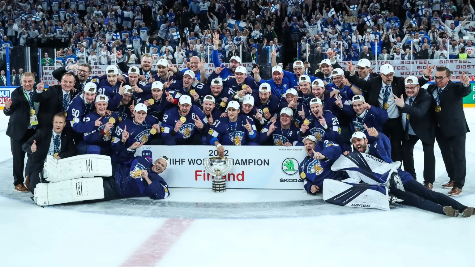 O time da Finlândia comemora o título do campeonato mundial de 2022 – Foto Pasi Mennander – Finnish Ice Hockey association (2022)