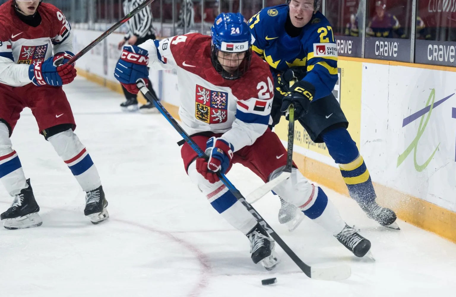 Jogo entre a República Tcheca (vermelho e azul) e o time da Suécia (Azul) durante o Campeonato Mundial Júnior, em 31 de dezembro de 2024 em Ottawa. - Foto: Mathias Bergeld / BILDBYRÅN – Fonte: Mckeens Hockey (2024)