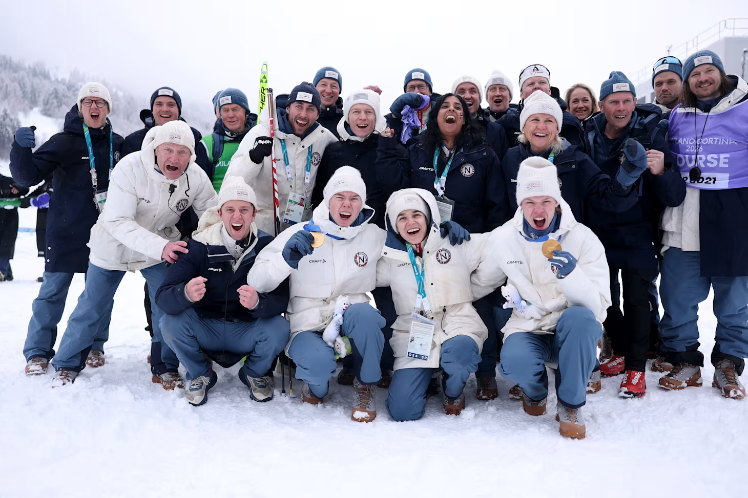 Os medalhistas de ouro Andreas Skoglund e Jens Luras Oftebro, da Equipe Noruega, posam para uma foto com sua equipe após a cerimônia de medalha para a Equipe Combinado Nórdica Sprint nos Jogos Olímpicos de Inverno Milano Cortina 2026 no Estádio Predazzo Ski Jumping em Val di Fiemme, Itália. – Foto: Lars Baron/Getty Images – Fonte: Olympics