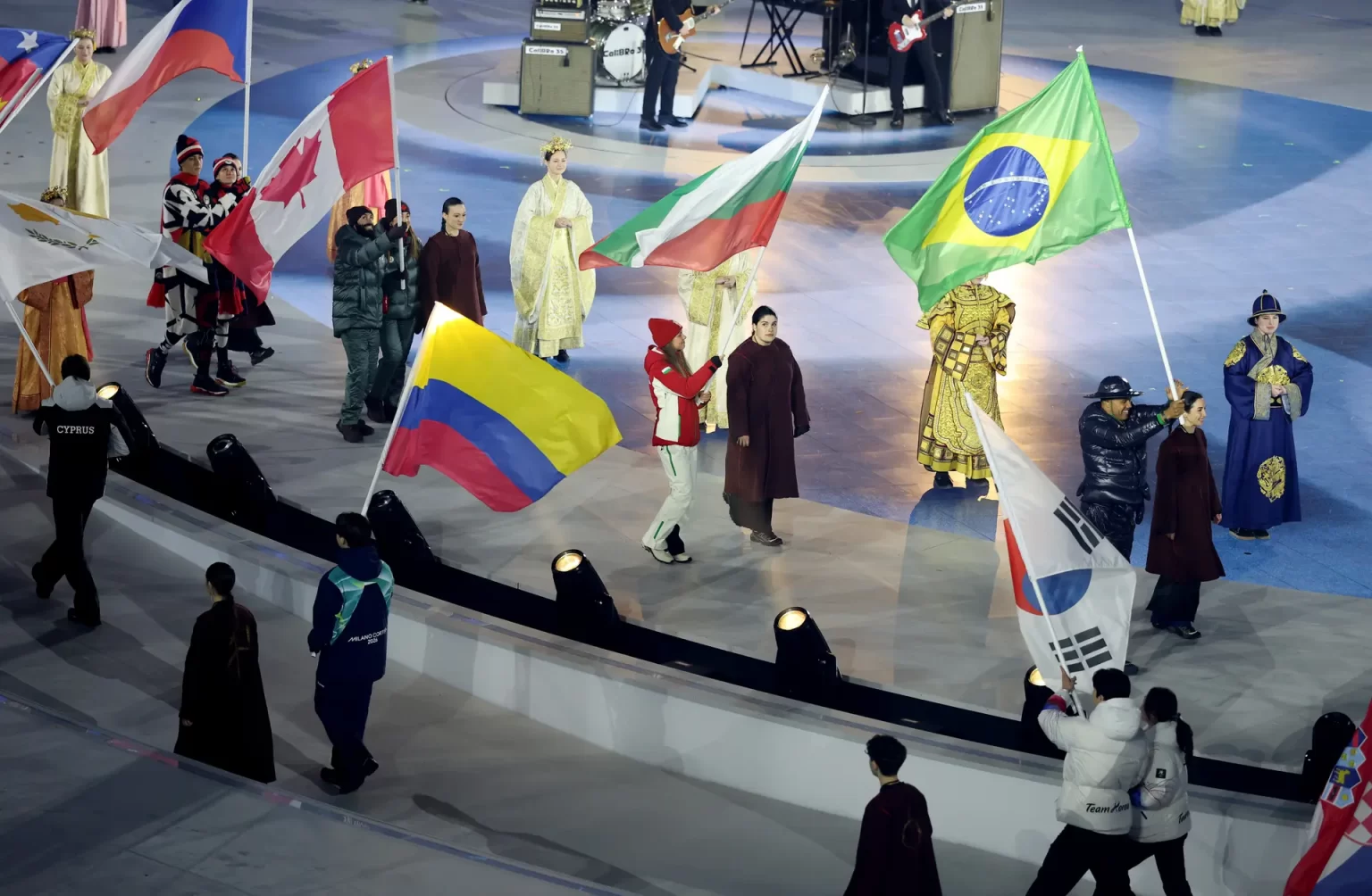 O capitão da equipe de Bobsled Edson Bindilatti, carrega a bandeira na cerimônia de encerramento das Olimpíadas de Inverno Milano Cortina 2026. Foto: Andreas Rentz/Getty Images– Fonte: COB (2026).