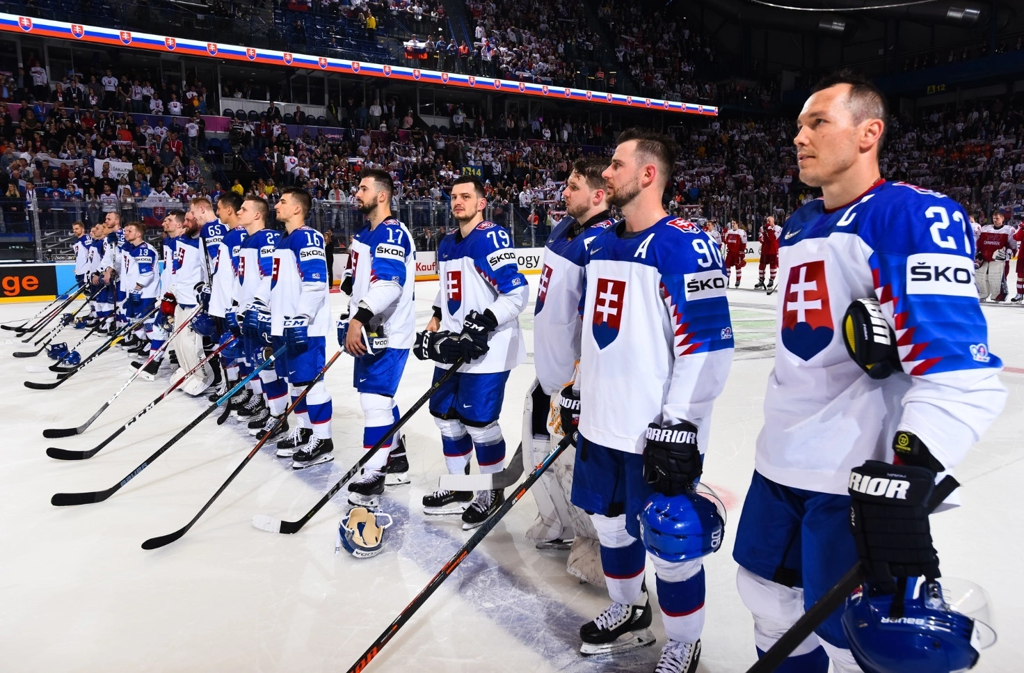 Seleção da Eslováquia em partida contra a Dinamarca e 2019 – Foto: Matt Zamnonin / HHOF-IIHF Images (2019)