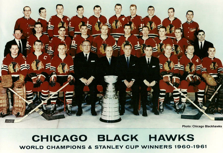 Foto oficial do time do Chicago Blackhawks com a Stanley Cup ganha na temporada de 1960-1961- Foto: Chicago Blackhawks – Fonte: ESPN (2026)