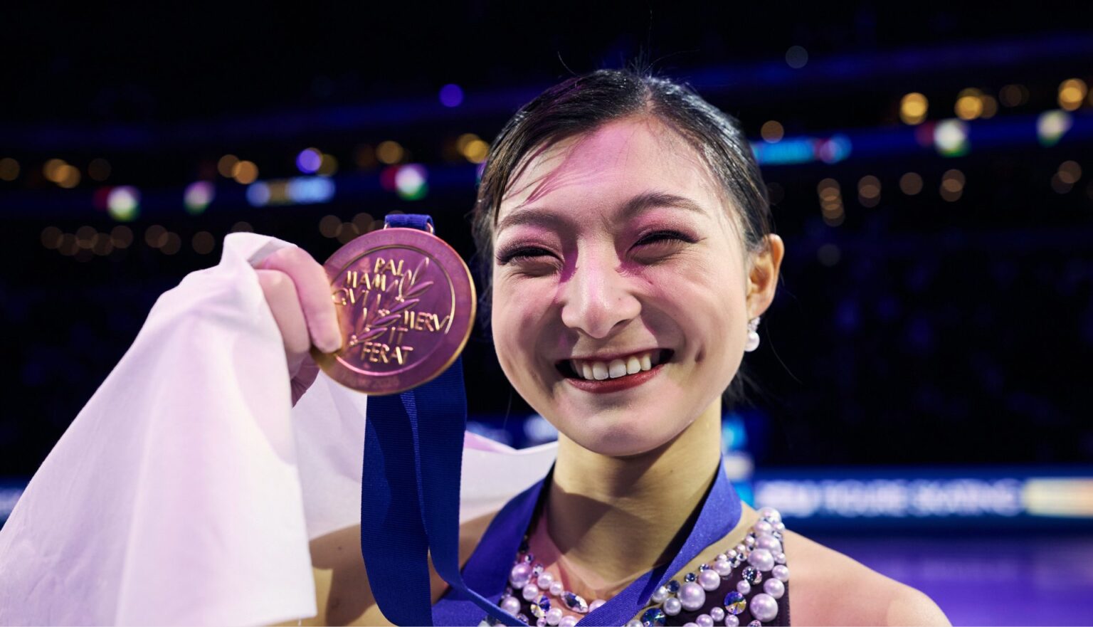 A patinadora japonesa Kaori Sakamoto, comemora com sua medalha de ouro no mundial de Praga 2026 – Foto: ISU (International Skating Union) – Fonte: ISU (2026)