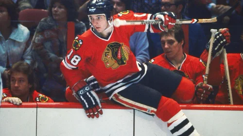 Um dos maiores jogadores da história do Chicago Blackhawks, Denis Savard, que jogou na década de 1980 – Fonte: Savard18 (2018)