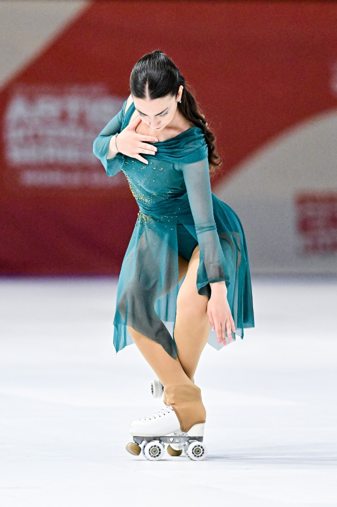 Patinadora se apresentando no torneio internacional AIS – Reggio Emilia 2025- Fonte: World Skate (2025)