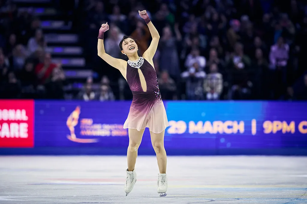 A patinadora japonesa Kaori Sakamoto, comemora, após a sua apresentação, no mundial de Praga 2026 – Foto: ISU (International Skating Union) – Fonte: ISU (2026)