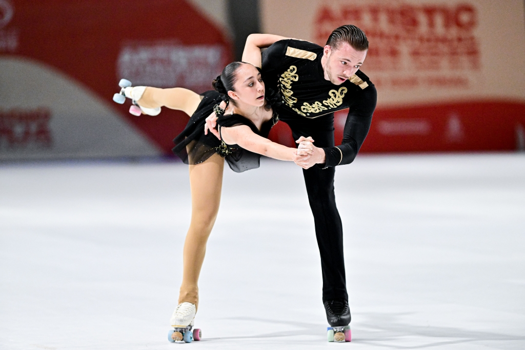 Dupla de patinadores se apresentando no torneio internacional AIS – Reggio Emilia 2025- Fonte: World Skate (2025)