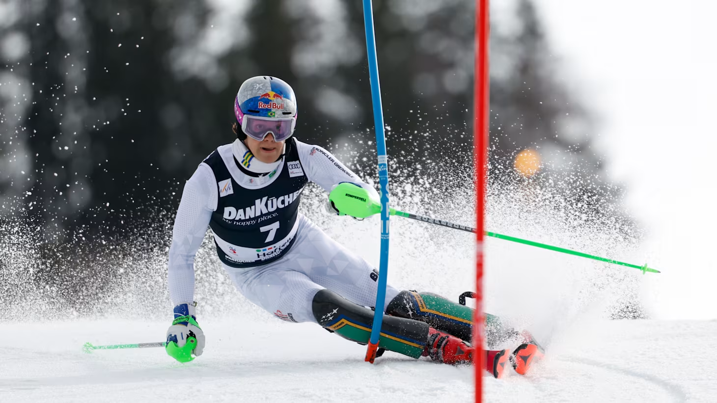O esquiador Brasileiro Lucas Pinheiro compete na modalidade Slalom - Foto de Alexis Boichard / Agence Zoom/Getty Images – Fonte: Ilympics