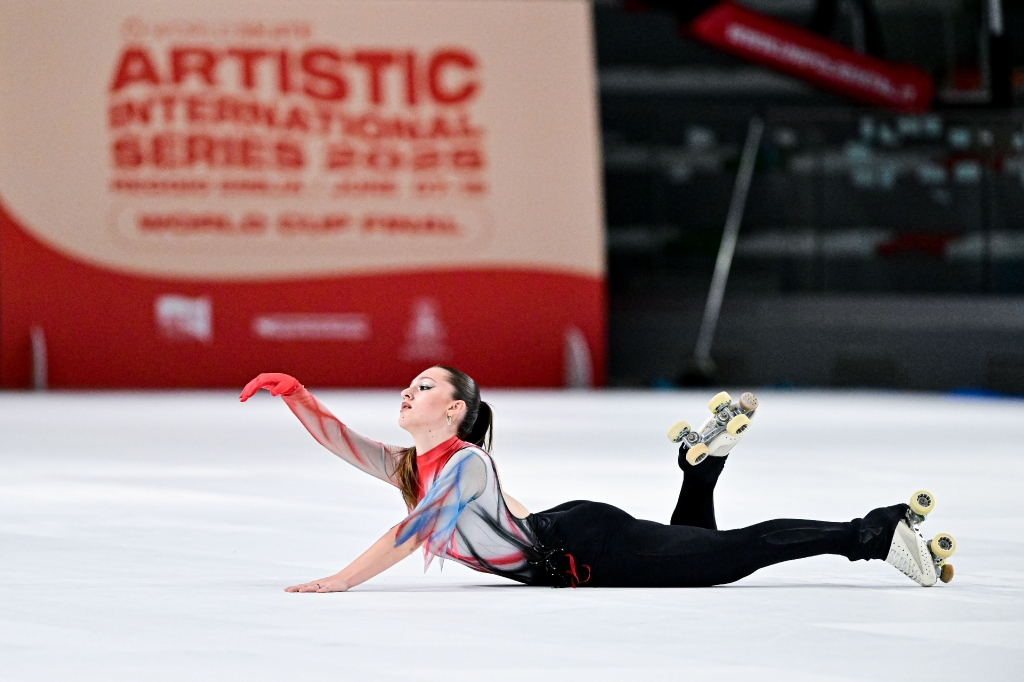 Patinadora se apresentando no torneio internacional AIS – Reggio Emilia 2025- Fonte: World Skate (2025)