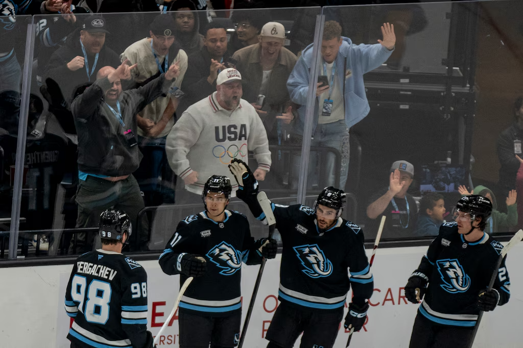 Torcedores e jogadores do Utah Mammoth celebram um gol marcado por Dylan Guenther (11), em 25/02/2026 – Por: Rick Egan-The Salt Lake/Tribune - Caleb Turner (2026).