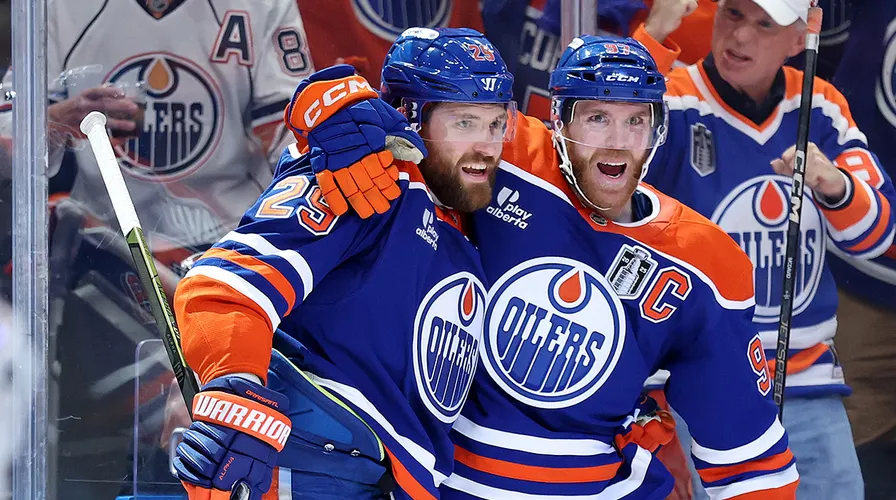 Connor McDavid (à direita) comemora um gol com Leon Draisaitl na final da Stanley Cup 2025 – Por: Scott Thompson para Fox News – Fonte Fox News (2025)