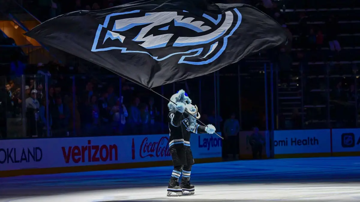 Mascote do Utah Mammoth agita a bandeira do time antes de um jogo da NHL – Por: Bryan Logan - Foto: Peter Creveling-Imagn Image (2026)