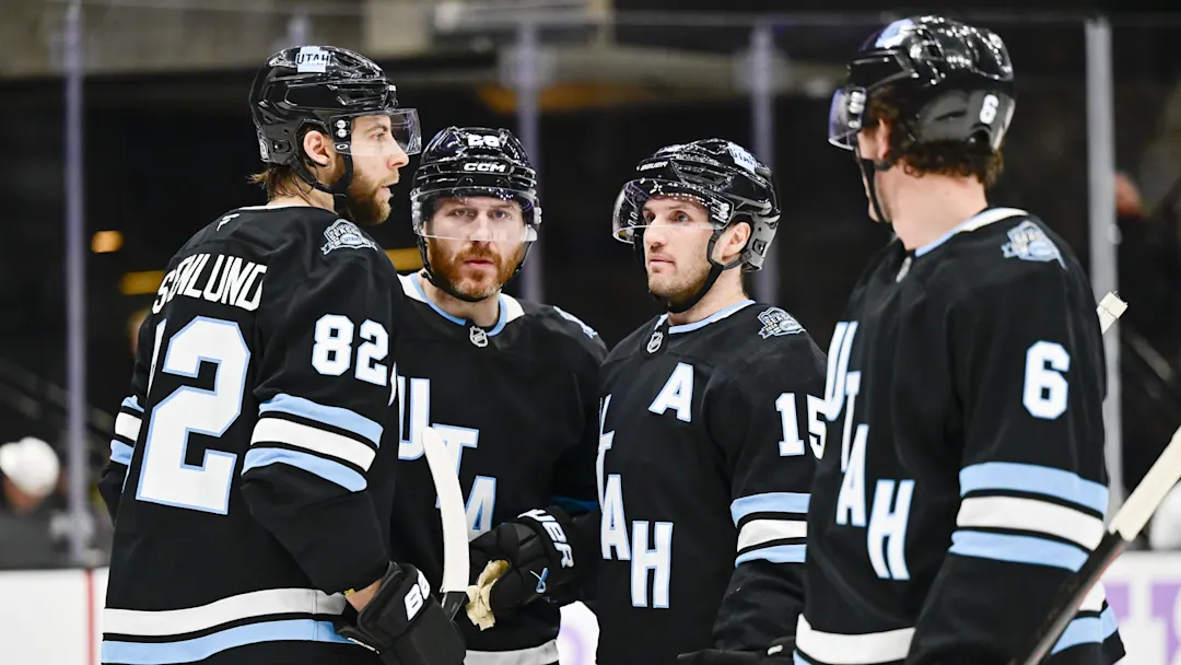 A equipe do Utah Hockey Club, com o seu uniforme provisório na primeira temporada da NHL – Foto: Christopher Creveling-Imagn Images (2025)