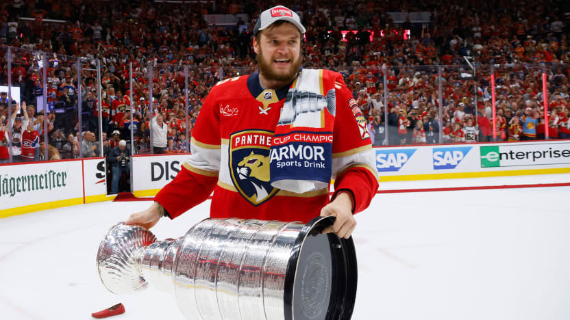 O capitão do Flórida Panthers levanta a Stanleu Cup de 2024 – Foto - Bruce Bennett/Getty Images - Por: Shawn P. Roarke – Fonte NHL (2024)