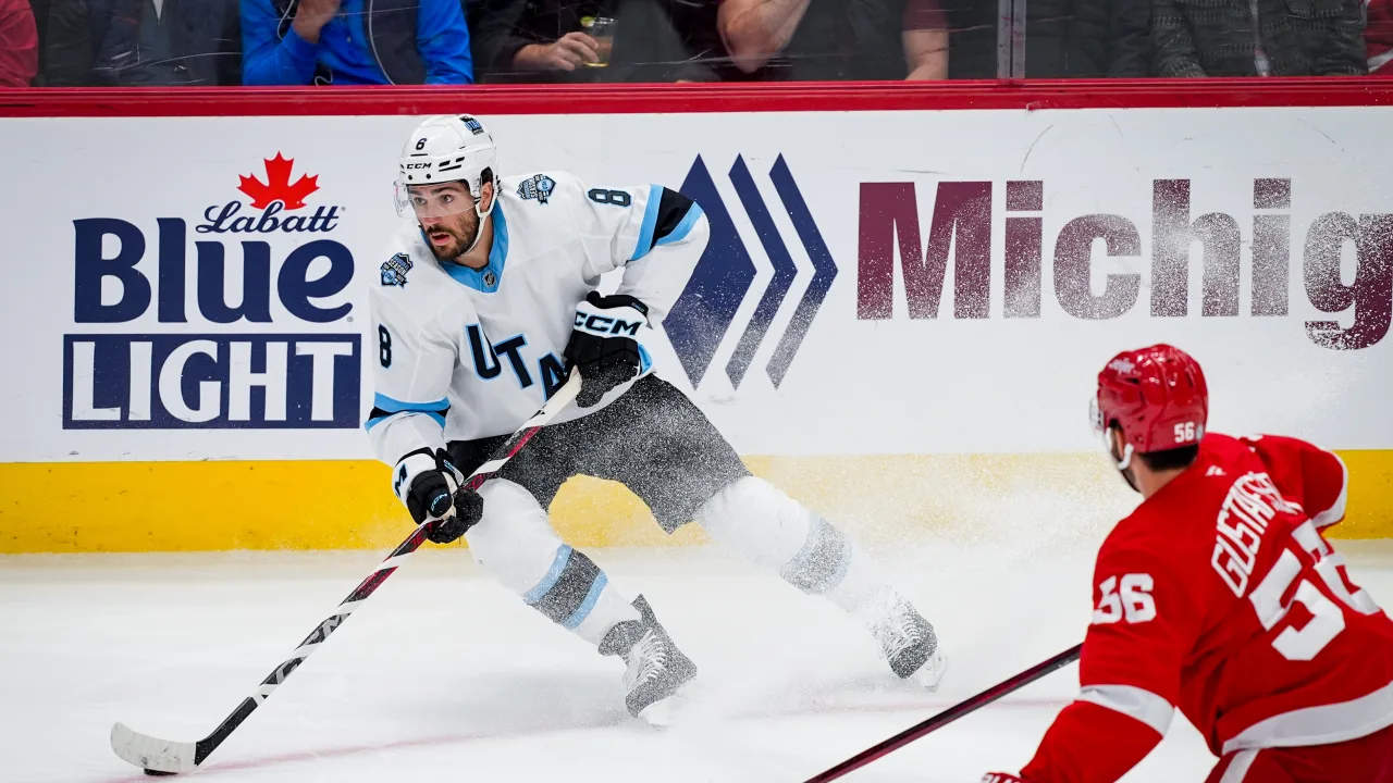 A equipe do Utah Hockey Club, com o seu uniforme provisório na primeira temporada da NHL, em jogo com o Detroit Red Wings em 11/03/2025