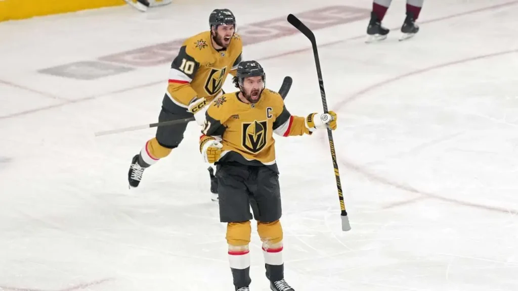 O Capitão do Vegas, Mark Stone, comemora o seu gol no jogo 4 da Final da conferência Oeste da NHL de 2026 – Fonte: NHL (2026)
