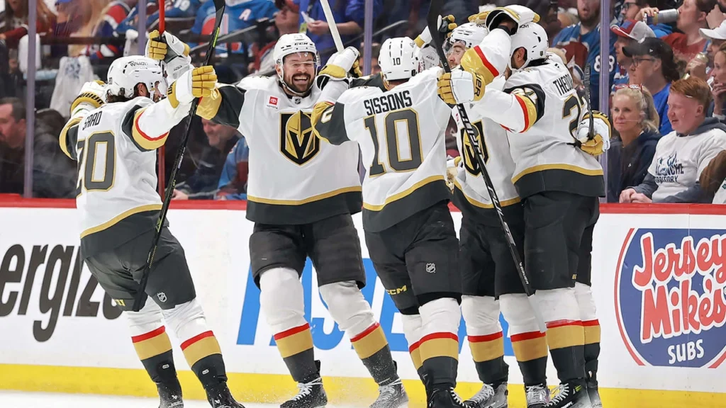 A equipe do Vegas Golden Knights Comemora o gol no jogo 1, ocorrido em 20/05/26 em Denver – Fonte: NHL (2026).