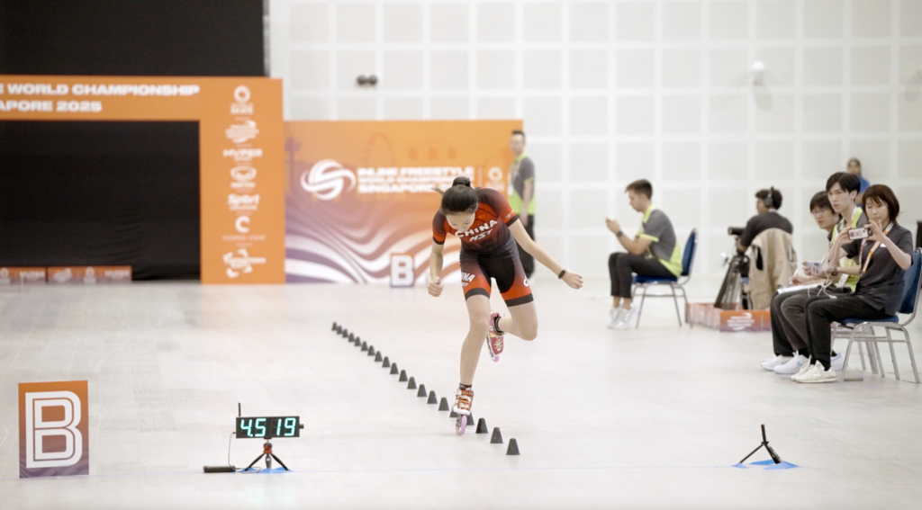 Atleta compete no slalom contra o relógio, na Copa do mundo de 2025 da World Skate – Fonte: World Skate (2025)
