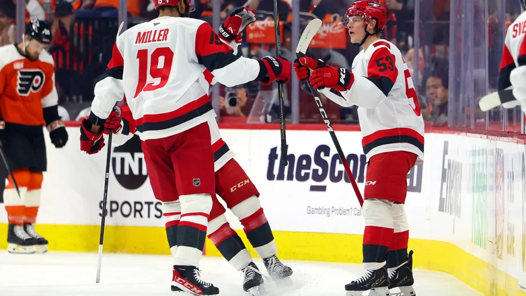 Jogadores do Carolina Hurricanes comemoram o Gol no jogo 4, da segunda rodada dos Playoffs da NHL 2026, contra a equipe do Philadelphia flyers – Fonte: NHL (2026)