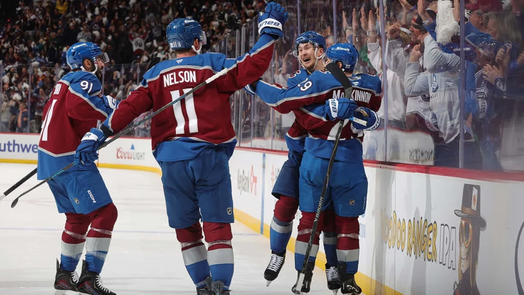 Jogadores do Colorado Avalanche comemoram gol na vitória sobre o Minnesota Wild, no jogo 5 da segunda rodada dos Playoffs da NHL 2026 – Fonte: NHL (2026)