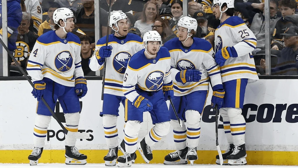 Jogo 4 dos playoffs da NHL entre as equipes do Buffalo Sabres contra o Boston Bruins em 26/04/2026 - BUF@BOS – Por Joe McDonald – Fonte: NHL (2025)