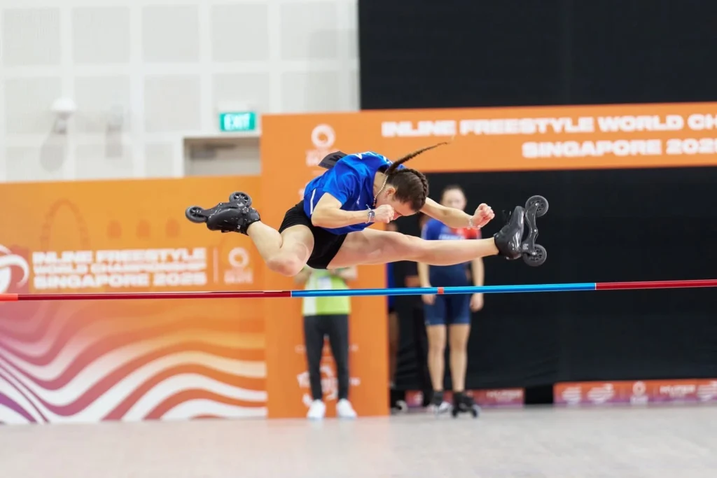 Atleta compete no salto em altura, na Copa do mundo de 2025 da World Skate – Fonte: World Skate (2025)