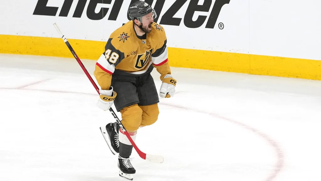 O jogador do Vegas Golden Knights, Tomas Hertl, comemora o gol da virada, no jogo 3, ocorrido em 24/05/2026 em Vegas – Fonte: NHL (2025)