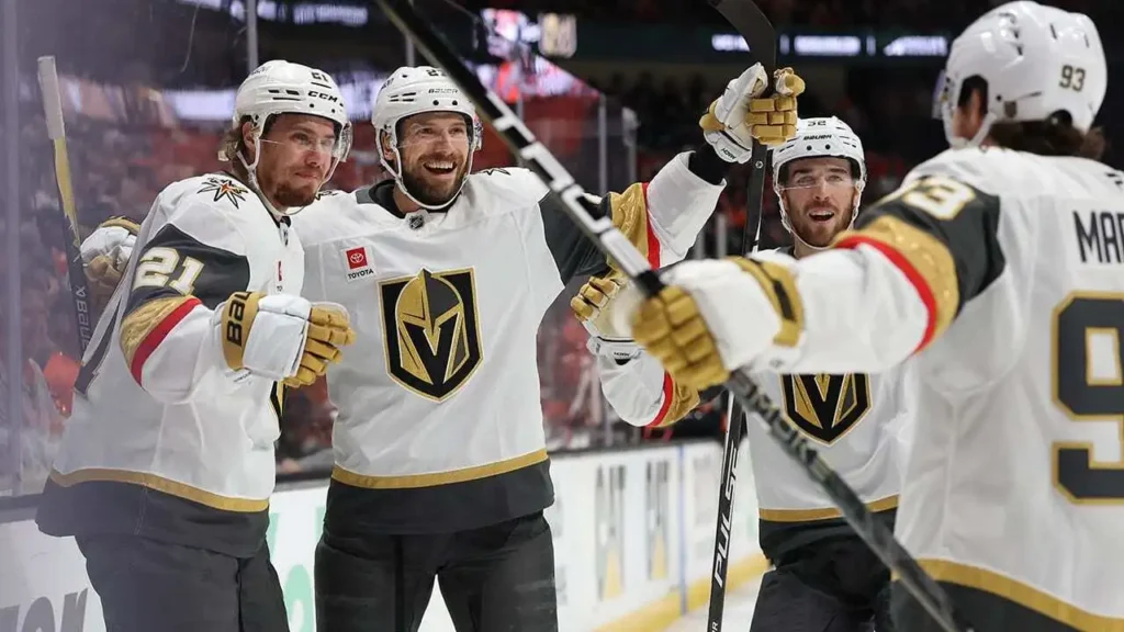 Jogadores do Vegas Golden Knights comemoram gol na vitória sobre o Anaheim Ducks, no jogo 6 da segunda rodada dos Playoffs da NHL 2026 – Fonte: NHL (2026)