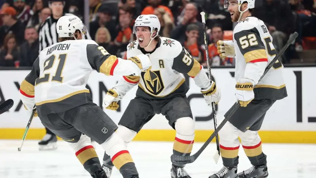 Jogadores do Vegas Golden Knights comemoram a vitória sobre o Anaheim Ducks, no jogo 6 da segunda rodada dos Playoffs da NHL 2026 – Fonte: NHL (2026)
