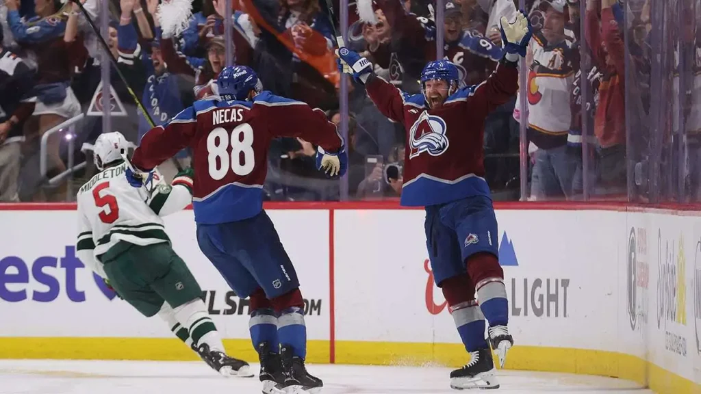 Jogadores do Colorado Avalanche comemoram gol na vitória sobre o Minnesota Wild, no jogo 5 da segunda rodada dos Playoffs da NHL 2026 – Fonte: NHL (2026)