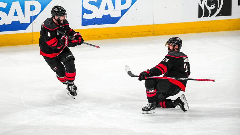 Seth Jarvis (à direita) comemora o gol que deu a vitória à equipe do Carolina Hurricane, no jogo 2 da final da Stanley Cup 2026, entre as equipes do Carolina Hurricanes e Vegas Golden Knights – Por: Walt Ruff – Foto: Cato Cataldo / Carolina Hurricanes – Fonte: NHL (2026)
