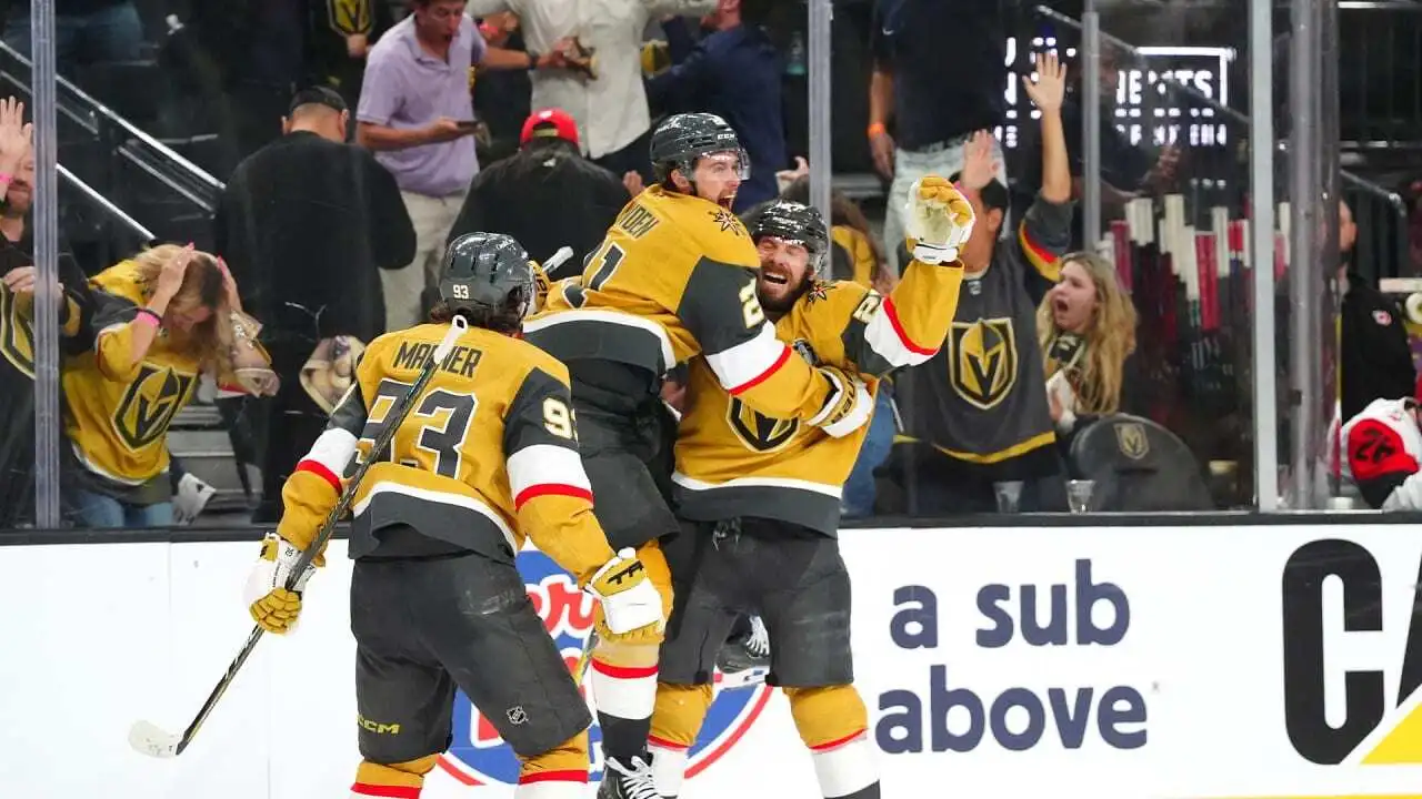 Theodore marca o gol da vitória na segunda prorrogação no jogo 3 da final da Stanley Cup 2026, entre as equipes de Vegas Golden Knights e Carolina Hurricanes - CAR@VGK, SCF – Fonte: NHL (2026)