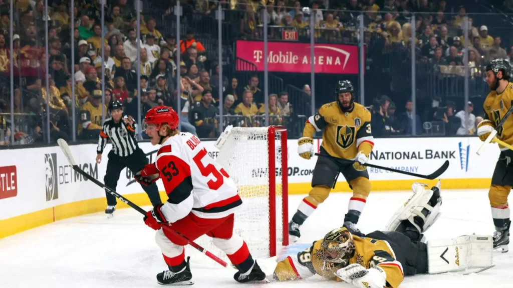 Blake (número 53) finaliza para o gol de Vegas, com um passe de Hall, no jogo 4 da final da Stanley Cup 2026 entre as equipes de Vegas e Carolina - CAR@VGK, SCF – Fonte: NHL (2026).